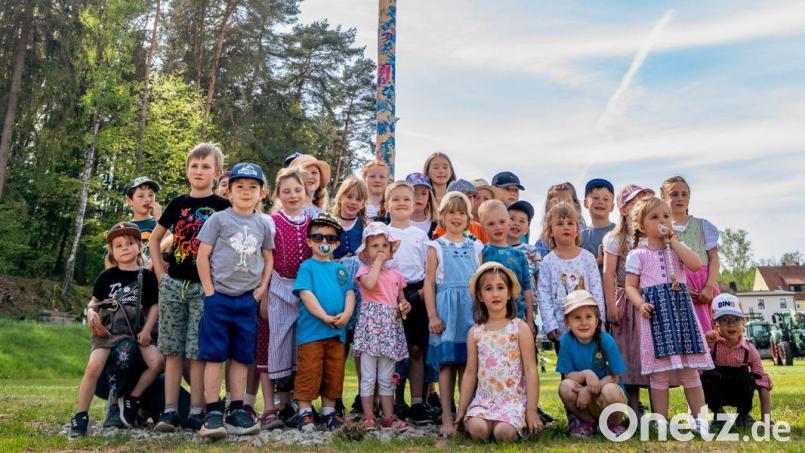 Voller Stolz waren die Kinder auf ihren eigenen Maibaum, den sie mit Hilfe des OWV aufstellen durften. Bild: Stefan Jäger/exb