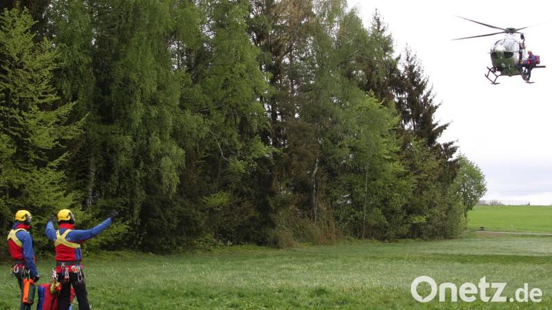 Der aus Roth nach Fuchsmühl beorderte Hubschrauber traf mit Verspätung ein. Grund dafür war Nebel. Bild: wro