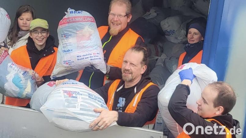 Fleißig verluden die Rotkreuzler die Kleiderspenden von den Sammlungsfahrzeugen auf den Container einer Spedition, bis dieser am Ende der Aktion randvoll war. Bild: BRK Erbendorf/exb