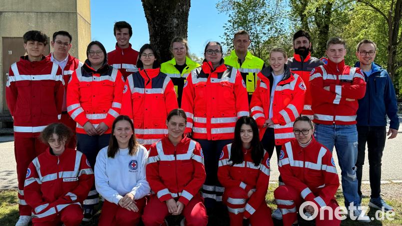 Kursteilnehmer aus den Rotkreuzbereitschaften Eschenbach, Neustadt/Kulm, Pressath und Rothenstadt, aus den Wasserwacht-Ortsgruppen Pressath und Eschenbach sowie aus der Feuerwehr Pressath stellen sich der anspruchsvollen Sanitätsdienst-Grundausbildung, die Simon Götz (rechts) vom BRK-Kreisverband Weiden und Neustadt/WN leitete. Bild: dob