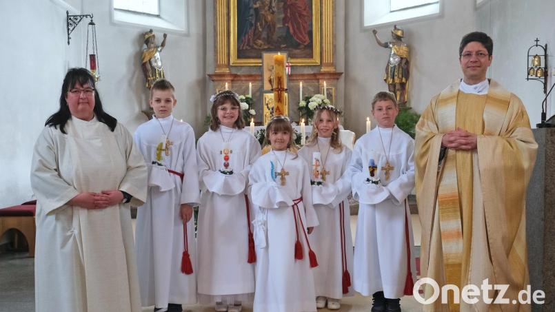 Begleitet von Pfarrer Georg Gierl und Gemeindereferentin Kerstin Wallmeyer gestalteten die fünf Erstkommunikanten einen besonderen Tag für die gesamte Kirchengemeinde. Bild: Neumann/exb