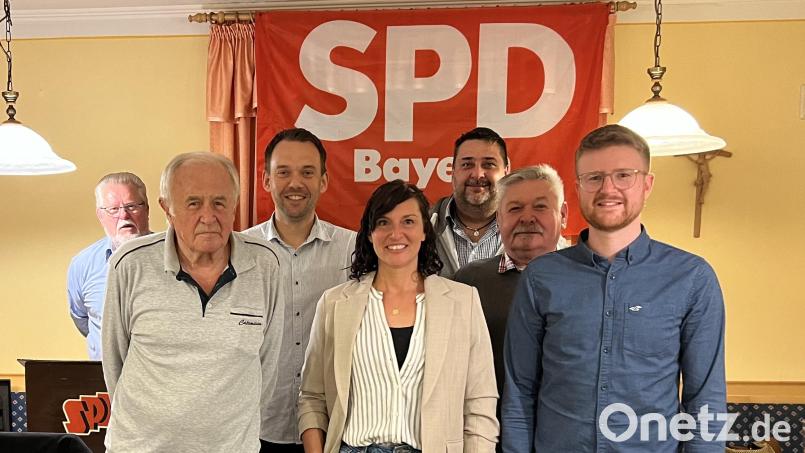 Das neue SPD-Führungsteam: (von links) Revisor Hans-Dieter Dietl, Schriftführer Rainer Böckl, Kassier Jens Gotthardt, Vorsitzende Katrin Hüttner, Beisitzer Thorsten Schiener, Revisor Herbert Kraus und Zweiter Vorsitzender Philip Böckl. Es fehlen Vorsitzende Beate Schiener und Beisitzer Jörn Schedl. Bild: SPD Plößberg/exb