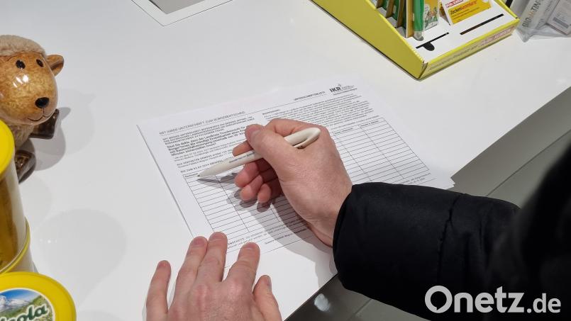 Innerhalb weniger Wochen kamen 8270 gültige Unterschriften von Landkreisbürgern zusammen, die eine bessere Basisnotfallversorgung fordern. Archivbild: kaz