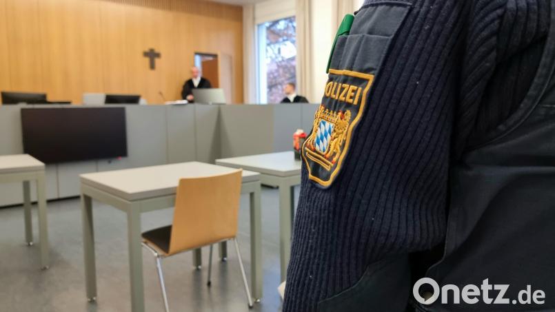 Ein 32-Jähriger, der seine Ex-Freundin im Landkreis Tirschenreuth auf der Motorhaube mitgeschleppt hatte, wurde vom Amtsgericht in Weiden nun verurteilt. Symbolbild: scm