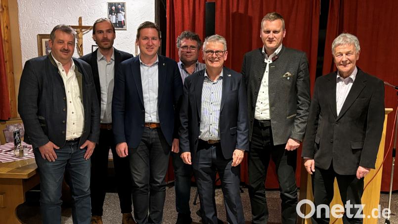 Bei der Kreisversammlung der Freien Wähler wird ein neuer Vorstand gewählt. Das Bild zeigt (von links) Reinhard Kreuzer, Markus Pretzl, Benjamin Boml, Johann Schmid, Martin Scharf, Rudolf Seidl und Joachim Hanisch. Bild: Richard Tischler/exb