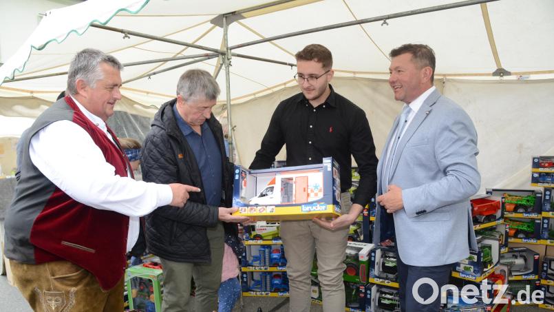 Die Gebrüder Markus und Reinhold Schulz (von links) geben das Amt des Marktmeisters ab. Bürgermeister Rainer Rewitzer (rechts) freut sich, dass Amged Zeyada (zweiter von rechts) diese Aufgabe übernommen hat. Bild: bey