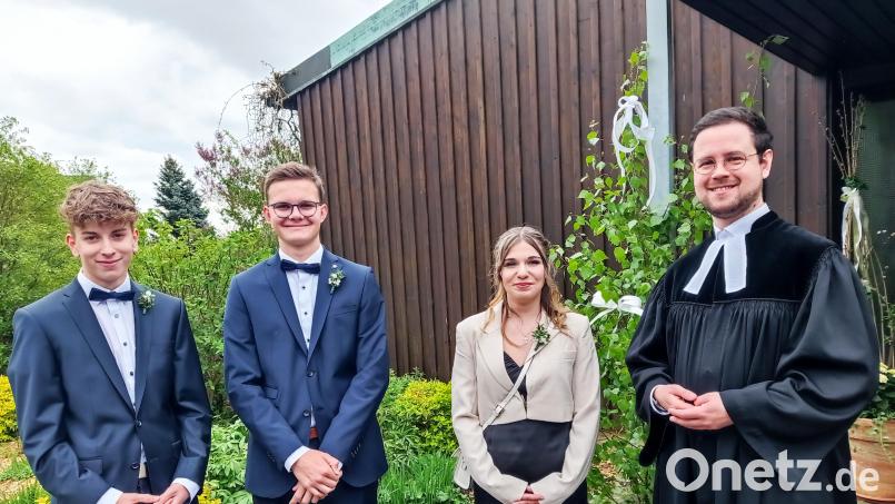 Konfirmation in Waldershof: Das Bild zeigt von links die Konfirmanden Till Tropitzsch, Simon Lippert und Fiona-Sina Klaubert mit Pfarrer Michael Röll. Bild: Oswald Zintl/exb