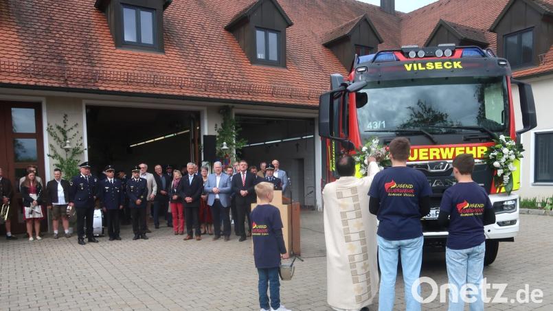 Am Florianstag segnet Stadtpfarrer Pater Robin Xavier das neue Löschgruppenfahrzeug 10 der Vilsecker Feuerwehr. Bild: rha