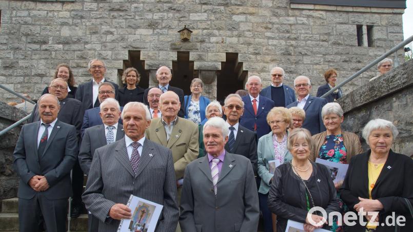 Nach dem Gottesdienst zur Jubelkonfirmation gab es das Erinnerungsfoto vor der Friedenskirche. Bild: Kay Andresen/exb