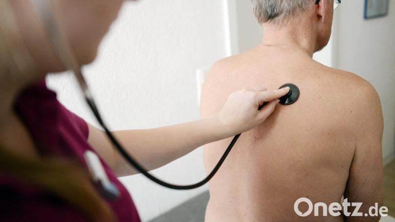 Für eine hausärztliche Untersuchung müssen Patienten immer weitere Wege in Kauf nehmen. Ältere Pfreimder haben beispielsweise ab 1. Oktober ein Problem. Symbolbild: Maurizio Gambarini/dpa