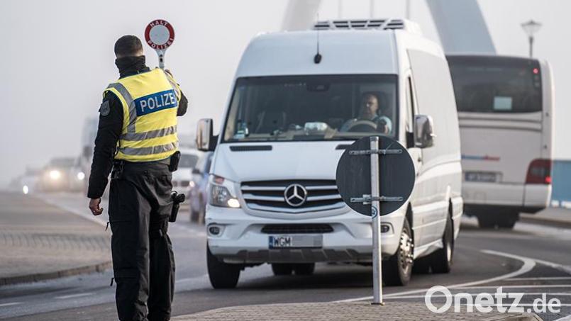 Waidhauser Grenzpolizisten hielten am Dienstag zwei Männer an der A 6 an. Symbolbild: Alexandra Stolze/dpa