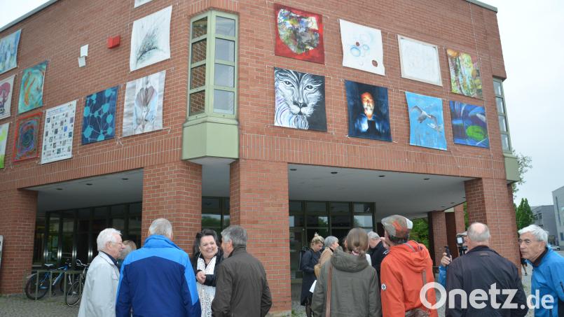 Bereits im 16. Jahr in Folge verwandelt sich die Fassade des Rathauses dank der grenzüberschreitenden Kunstaktion „Farbe auf der Straße“ in ein buntes Gesamtkunstwerk und setzt Akzente im öffentlichen Raum. Bild: dob