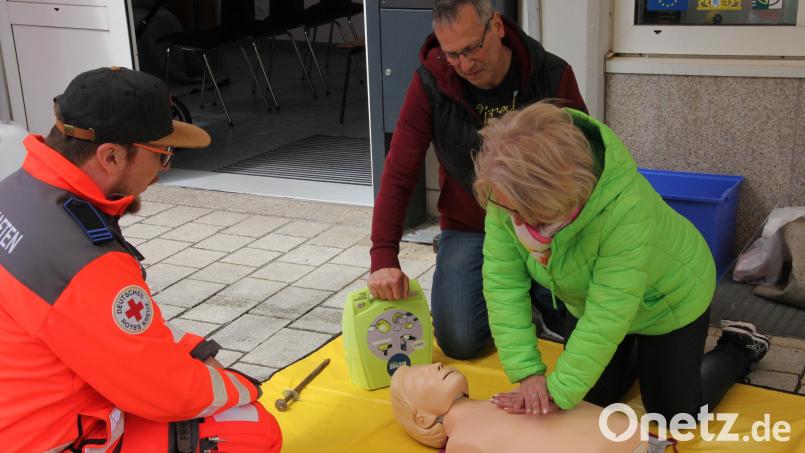 Ausbilder Karsten Friedrich (links) erklärte den richtigen Einsatz der Defibrillatoren. Bild: kro