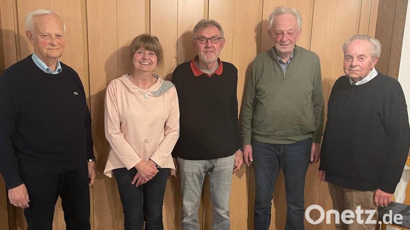 BLLV-Kreisvorsitzende Martina Thöns (Zweite von links) gratulierte den drei Bestplatzierten Franz Weis, Josef Etterer (von links) und Gerhard Schultes (rechts). August Schmidt (Zweiter von rechts) erhielt den Trostpreis. Bild: BLLV/exb