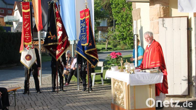Ein Vorbild an Nächstenliebe und Bekennermut sah Pfarrer Edmund Prechtl im Heiligen Florian, dessen Gedenktag die drei Trabitzer Wehren mit dem gemeinsamen Floriansfest in Zessau begingen. Bild: bjp