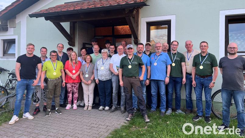 Die Siegerteams der Marktmeisterschaften freuen sich über Gold-, Silber- oder Bronzemedaillen. Außerdem erhalten die besten Einzelspieler jeweils einen Pokal als Auszeichnung. Bild: Sarah Norgauer/exb