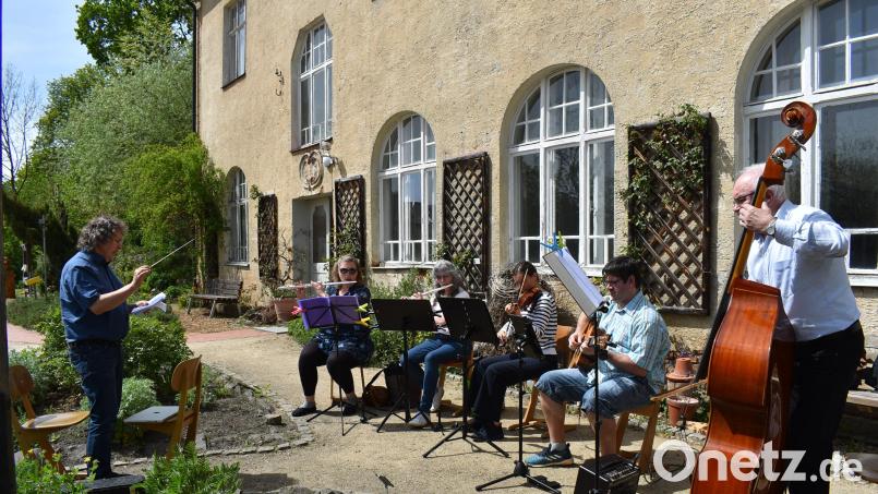 Mit Gebeten und Musik des KuBZ-Orchesters (Bild) ist am 1. Mai die neue Saison im Naturerlebnisgarten in Waldsassen eröffnet worden. Die Einrichtung hat dieses Jahr 60.000 Euro mehr als eingeplant für die Erwachsenenbildung erhalten. Bild: Johanna Härtl/exb