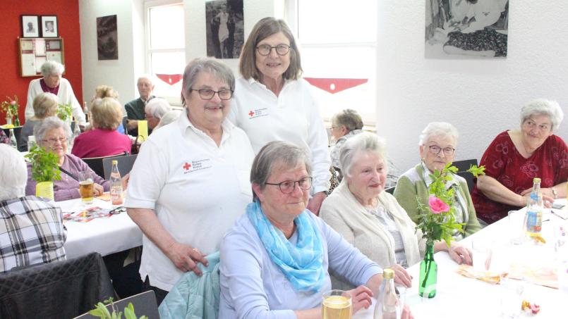 Die Leiterinnen Wohlfahrts- und Sozialarbeit, Monika Zimmerer und Luise Lehner, freuen sich über ein volles Haus beim 70plus-Kaffeekranzl der BRK-Bereitschaft Erbendorf. Bild: Sven Lehner/BRK Bereitschaft Erbendorf/exb