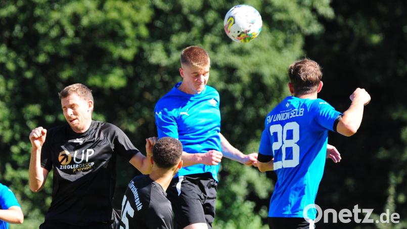 Zum Top-Spiel der Kreisliga Süd empfängt der FC Tirschenreuth am Mittwoch Spitzenreiter SV Union Selb. Das Hinspiel (Szene, Tirschenreuth in den schwarzen Trikots) gewann Selb mit 6:0. Archivbild: Schrems