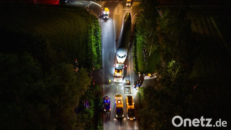Mit einem Schwertransport ist ein ehemaliges Verkehrsflugzeug aus Indien bei einem Nachttransport in einen Naturerlebnispark im Bayerischen Wald gebracht worden. Bild: St. Wintermeier/Zema-Medien/Zema-Medien/dpa