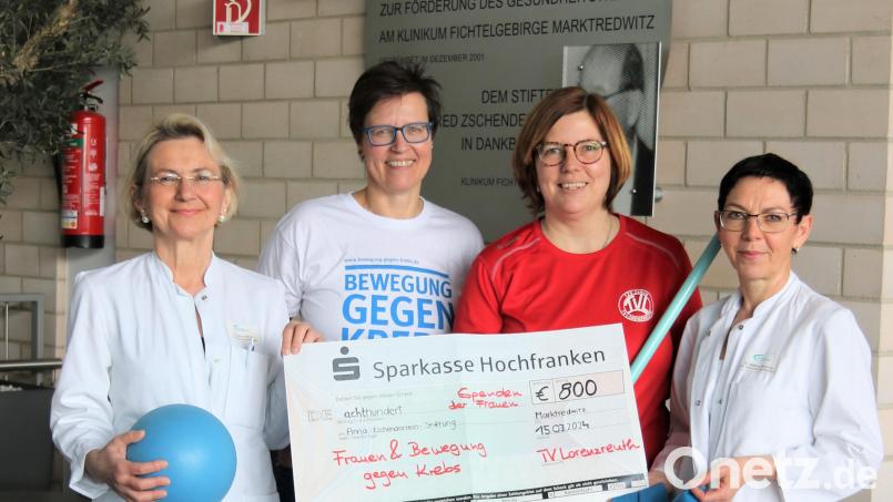 Chefärztin Dr. Maria Dietrich (links) und Leitende Oberärztin Dr. Natalija Deuerling (rechts) nahmen die Spende von Doris Gimmel (Zweite von links) und Sandra Meiler vom TV Lorenzreuth entgegen. Bild: Klinikum Fichtelgebirge/exb