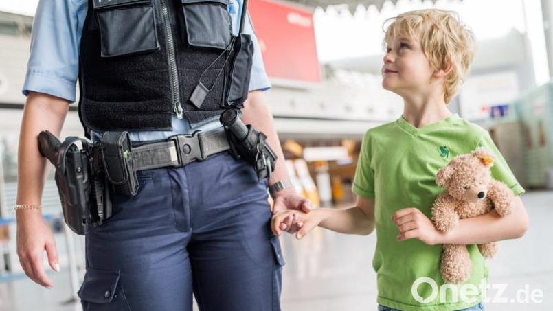 In Regensburg hat ein Ehepaar für kurze Zeit seine drei Kinder verloren. Bundespolizisten sorgten für ein Happy End. Symbolbild: Alexandra Stolze/Bundespolizei