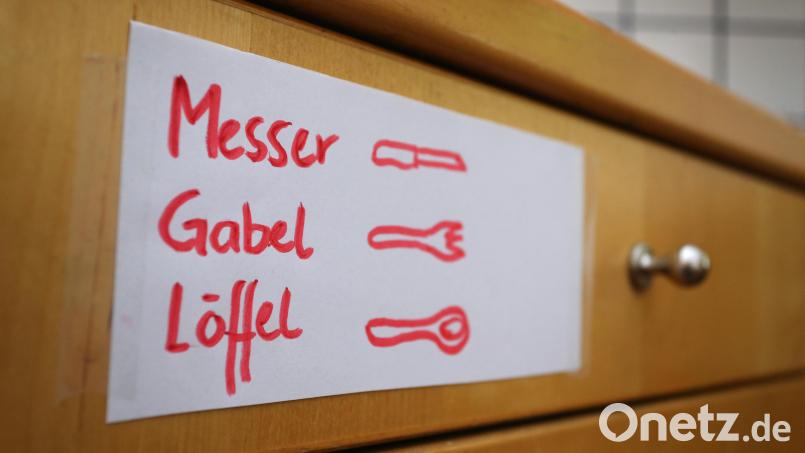 Ein Zettel weist an einem Küchenschrank auf dessen Inhalt hin: Solche Hinweise können für Demente hilfreich sein. In Amberg wird für Betroffene jetzt eine Betreuungsgruppe, das &quot;Café Malta&quot;, wiedereröffnet. Bild: Karl-Josef Hildenbrand/dpa