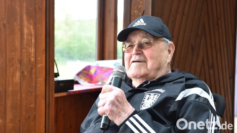 Hans Pohl vor der Sprecherkabine im Kreinzl-Stadion: Nach über 25 Jahren als Stadionsprecher beim TSV Erbendorf legt der 85-Jährige das Mikrofon zur Seite. Bild: A. Schwarzmeier