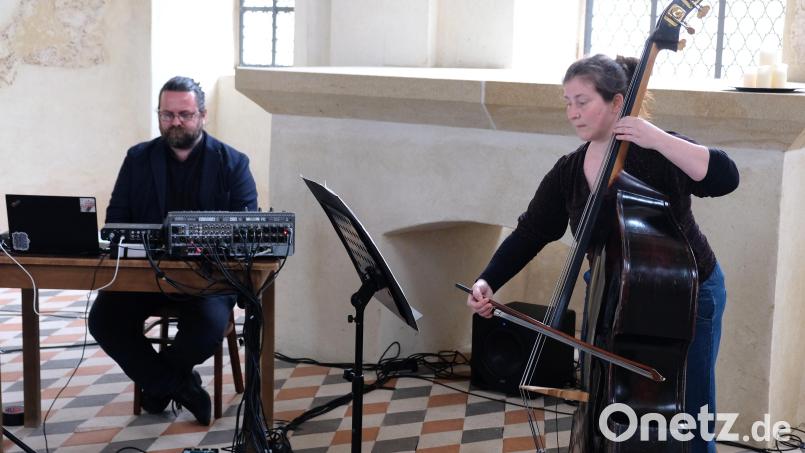Das Duo Guts&#039;n&#039;faders mit Peter Venus (Elektronik) und Margarete Maierhofer-Lischka (Kontrabass) zelebriert mit archaischen Klängen in der Wieskapelle Speinshart die Verbundenheit aller Wesen. Bild: do