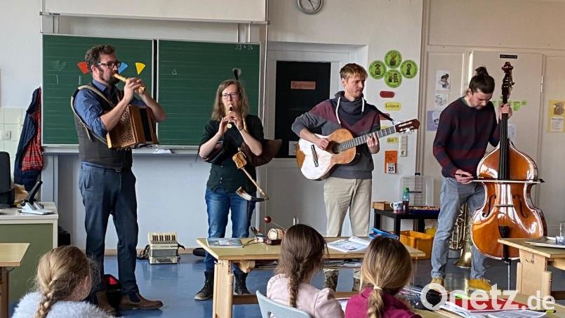 Stellvertretender Bezirksheimatpfleger Florian Schwemin war mit Lucia Wagner, Sebastian Gröller und Matthias Wolf in die Grundschule gekommen, um das Kinderliedprojekt des Bezirks vorzustellen Bild: Grundschule Krummennaab/exb