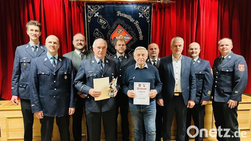 Für 50 Jahre aktiven Dienst wird Christian Hopf (Vierter von links) vom Freistaat Bayern, dem Landkreis und der Gemeinde Flossenbürg geehrt. Ludwig Erndt (Sechster von links) wird für 60 Jahre Mitgliedschaft im Verein geehrt.
Umrahmt werden die Geehrten von 2.Vorsitzender Elia Stahl, 1. Vorsitzenden Ulrich Krapf, Landrat Andreas Meier, 1. Kommandant Daniel Stahl, Kreisbrandrat Marco Saller, Bürgermeister Thomas Meiler, Kreisbrandinspektor Martin List, Kreisbrandrat Alexander Klettner (von links). Bild: Rosner/exb