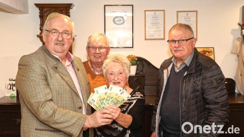 Vorsitzende Getrud Zitzler überreichte an den Vorsitzenden der Kinderkrebshilfe Nordoberpfalz, Herbert Putzer (links), eine Spende in Höhe von 500 Euro. Mit auf dem Bild sind Seniorenclub-Kassier und Dritter Bürgermeister Reinhard Naber (Zweiter von links) sowie Zweiter Bürgermeister Herbert Mattes (rechts). Bild: Jochen Neumann/exb