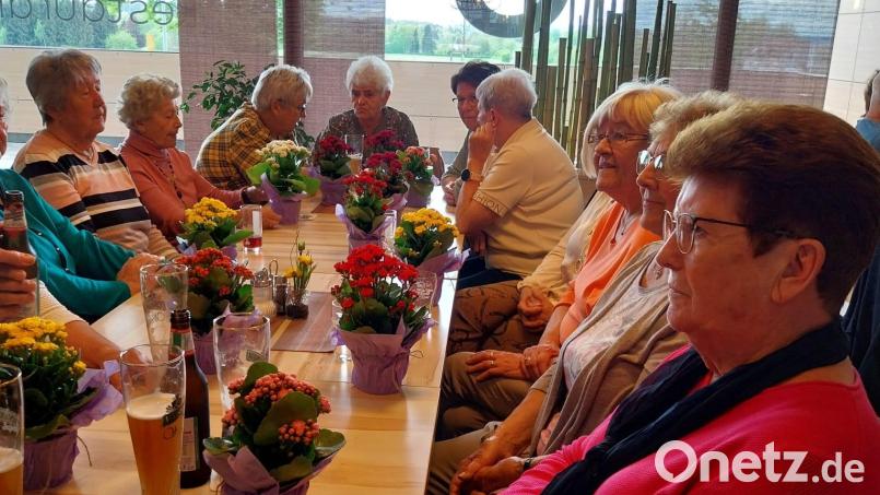 Die AWO lud zur Muttertagsfeier ins Café des Möbelhaus Gleißner. Bild: AWO Tirschenreuth/exb