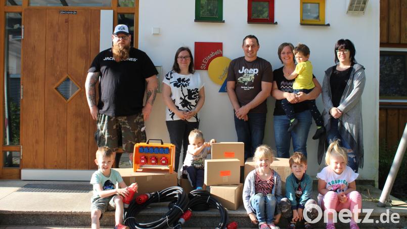Zur Übergabe des Elektrozubehörs trafen sich (von links) Elternbeiratsmitglied Christopher Linkel, Kindergartenleitung Stefanie Unterburger, Vorsitzender Rudi Schinner sowie die Elternbeiratsmitglieder Bettina Stock und Yvonne Enders. Bild: Kindergarten St. Elisabeth Erbendorf/exb