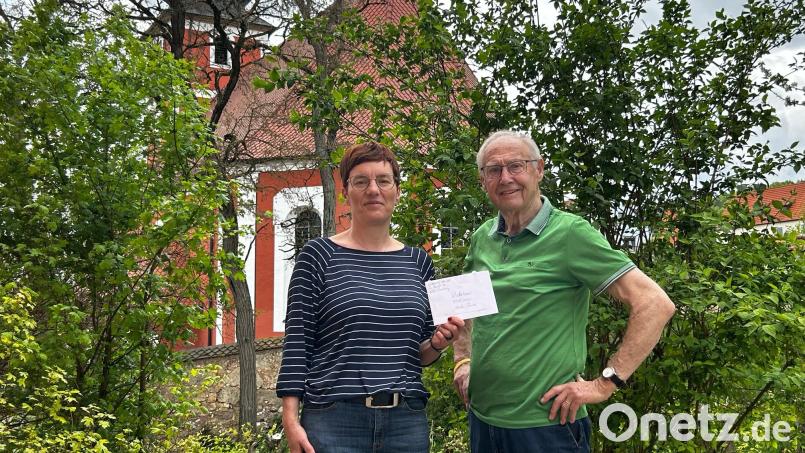 Kinderhaus-Leiterin Kerstin Renner freut sich über die Spende von Willfried Schmidt. Bild: sre