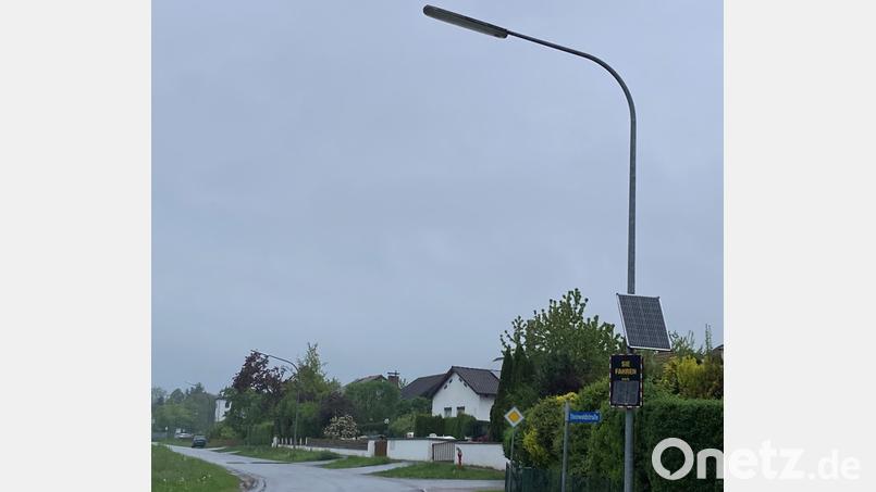 Egal, ob Peitschenmasten wie in der Steinwaldstraße (Bild) oder andere Leuchten – künftig wird es in Kemnath nur noch LED-Leuchten geben. Bild: stg