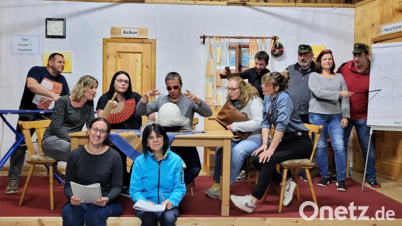 Die Dorfgemeinschaft Guteneck spielt das Theaterstück &quot;Operation Weichspüler&quot;. Bild: Gerlinde Renz/exb