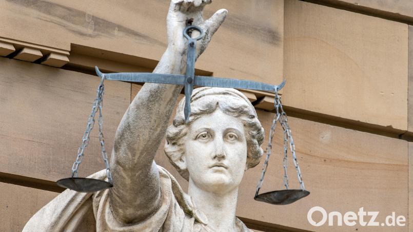 Vor deinem Gerichtsgebäude steht eine Statue der Göttin Justitia. Für das Verwaltungsgericht Regensburg sucht die Stadt Amberg Bewerber um das Amt eines ehrenamtlichen Richters. Bild: Stefan Puchner/dpa