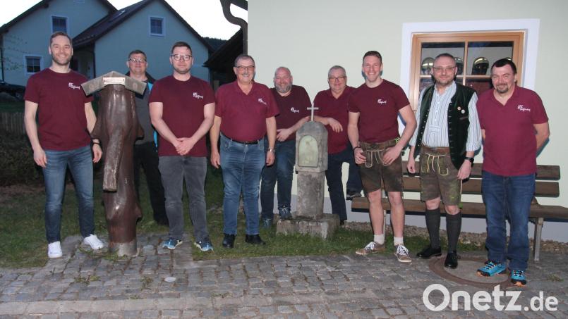 Bürgermeister Markus Bauriedl (Zweiter von rechts) freut sich mit der Feuerwehr über die gelungenen Maßnahmen. Bild: pi