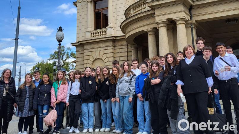 Die Schüler stellten sich vor dem Theater zum Gruppenfoto auf. Bild: Dana Fialova/exb