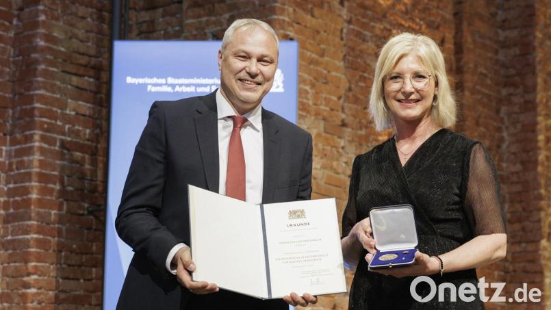 Sozialministerin Ulrike Scharf überreichte Jürgen Preisinger die Sozialmedaille. Bild: Nötel/Schäffler/StMAS/exb
