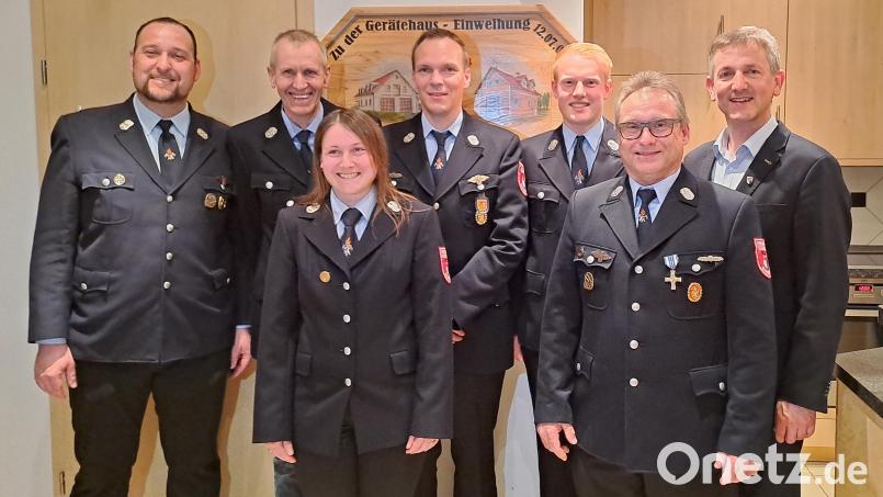 Der neue Vorstand der Feuerwehr Garsdorf (von links): Kommandant Andreas Pechtl, Vorsitzender Christian Pfab, Schriftführerin Martina Pidrmann, Kassier Stefan Donhauser, 2. Vorsitzender Tobias Kaa, 2. Kommandant Jürgen Meiler und Bürgermeister Albert Geitner. Bild: Silvia Meiler/exb