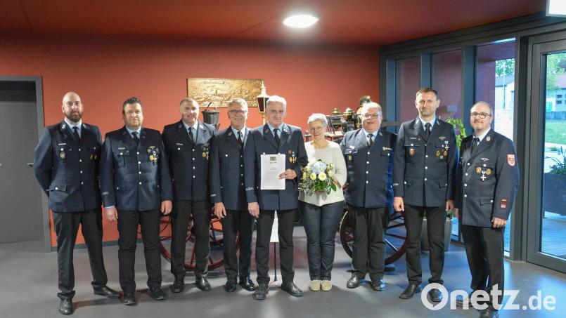 Eine besondere Auszeichnung für 50 Jahre aktiven Dienst bei der Feuerwehr Tirschenreuth erhielt Hermann Birkner (Fünfter von links). Es gratulierten (von links) stellvertretender Vorsitzender Christian Nickl, Zweiter Kommandant Thomas Sladky, Vorsitzender Markus Mayer, Bürgermeister Franz Stahl, Sabine Birkner, Kreisbrandmeister Roland Frank, stellvertretender Vorsitzender Rainer Burkhard und Kommandant Matthias Haulena. Bild: Feuerwehr Tirschenreuth/exb