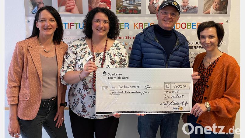 Toni Schatzberger (Zweiter von rechts), Präsident des Rotary Club Stiftland, übergibt eine Spende über 1000 Euro an den Bunten Kreis. Grit Mediger, Marina Luttels und Anja Schricker (von links nach rechts) bedanken sich für die Unterstützung. Bild: Kliniken Nordoberpfalz, Michael Reindl/exb
