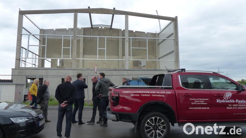 Nur wenige Meter entfernt vom bisherigen Firmengebäude entsteht die neue Halle des Mietparks. Bild: hme