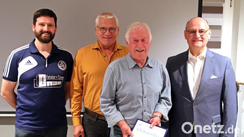 Dieter Jasper (Zweiter von rechts) freut sich über die Ehrenmitgliedschaft beim SV 08 Auerbach. Bild: jma