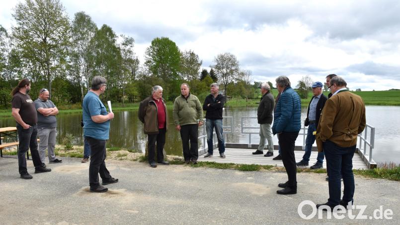 Vorsitzender Tobias Gühl (vorne links) informierte bei der Einweihung über Hintergründe und Bauphase der barrierefreien Angelstege. Bild: ubb
