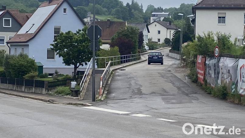 Der Straßenausbau gewinnt in Nabburg an Bedeutung. In diesem Jahr kommt die Krankenhausstraße - hier ein Blick aus der Regensburger Straße - zum Zug. In wenigen Tagen geht es los. Bild: Wilhelm Amann
