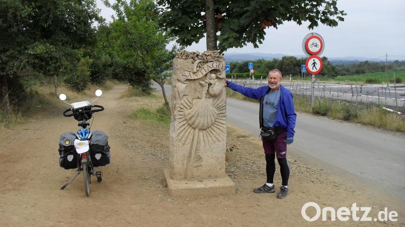 Helmut Schuller mit seinem Fahrrad auf den Weg von Weiden nach Santiago de Compostela Bild: Helmut Schuller/exb