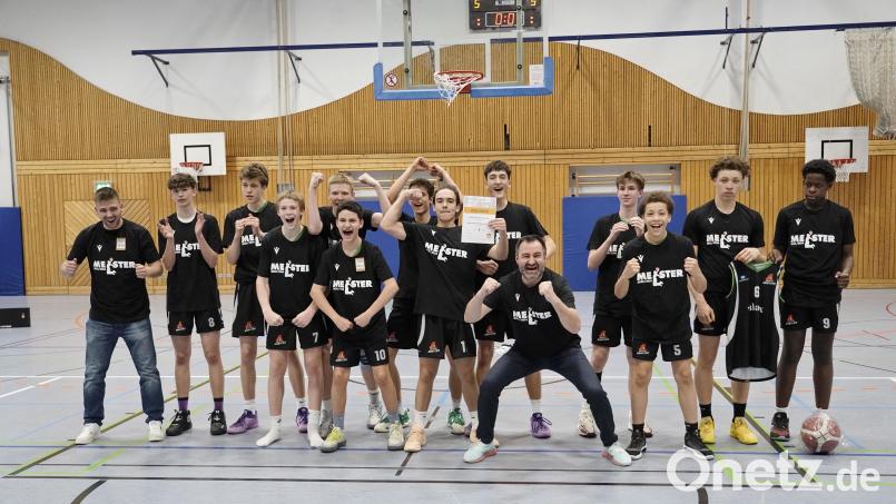 Das Basketball-Team Oberpfalz mit Trainer Gabriel Ionescu siegte bei der südostdeutschen Meisterschaft der U16. Archivbild: ref